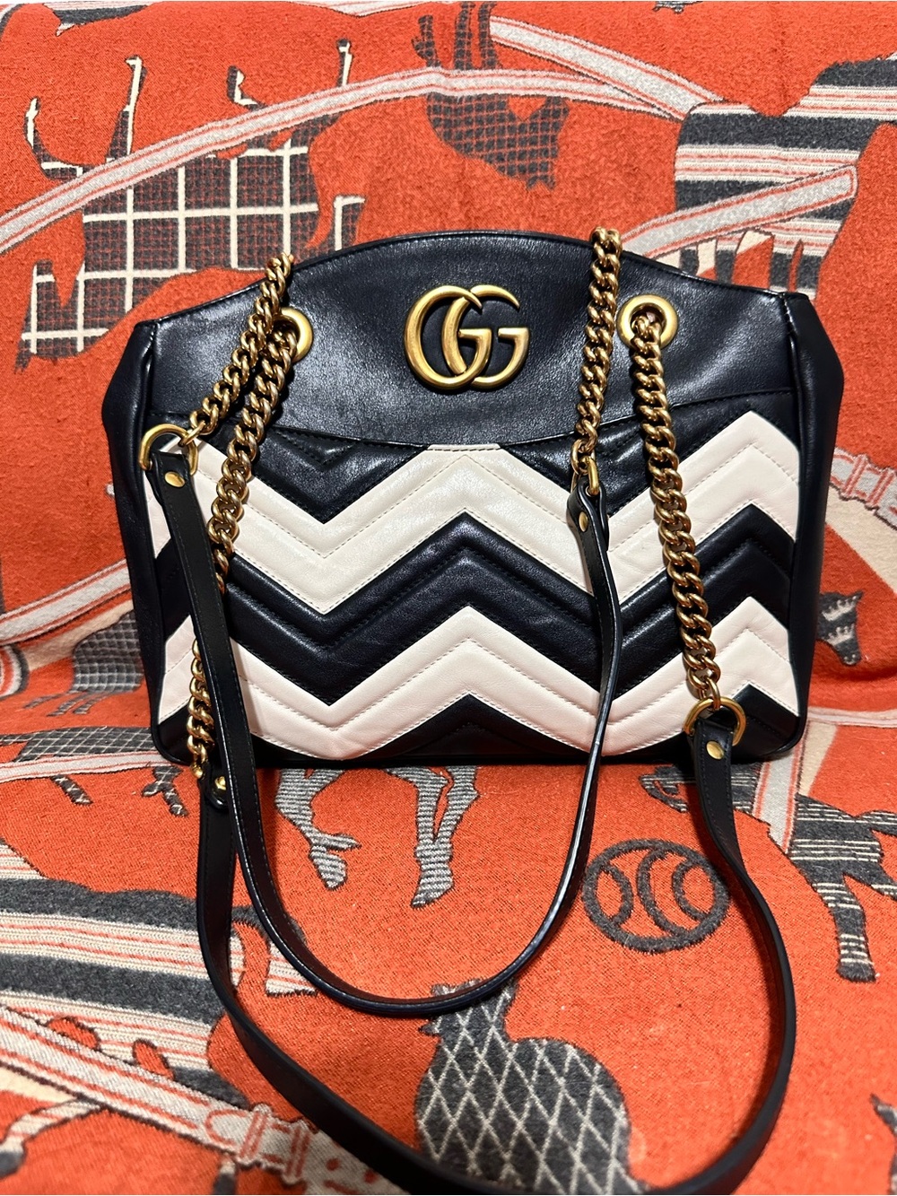 Gucci ❤️🌟Chevron Leather Shoulder Bag in Black & White⭐️